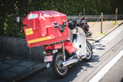 郵便配達中に用水路へバイクごと転落、４０通落とし４通ほど紛失か