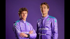 F1マイアミGPでメルセデスのラッセルとアントネッリが3日間異なるレーシングスーツ（全てパープル）を着用