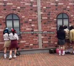 【悲報】USJ、漫才師志望のJKたちの練習場所と化す…