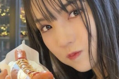 【画像】美女さん、公共の場で『ド太い肉棒』をジュポジュポしてしまう