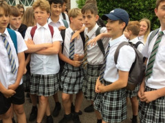 【衝撃】生徒「暑いから半ズボンで登校させて」校長「スカートでも履いとけｗ」→結果ｗｗｗｗｗ