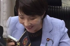 【悲報】おサナ、真っ黒背景の無文字ストーリーを投稿してしまう・・・・・