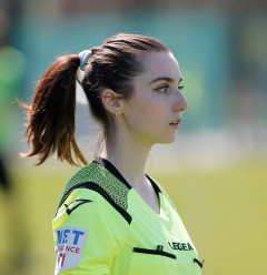 【画像】美人すぎる女性審判ジュリアナ・ヴィジレさん