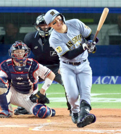 【阪神】森下翔太＆中野拓夢は自力歩行で引き揚げるも「痛いですね」「明日？　状況、様子を見てという感じになると思う」ともに自打球で途中交代の非常事態