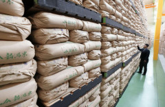 政府「緊急放出した備蓄米15万トン、買い戻します！！」