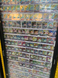 【悲報】窃盗団さん、車で突っ込んでポケモンカードを強奪してしまう