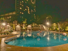 【画像】女子「ナイトプール最高～！」ﾊﾟｼｬｯ→セクシーすぎてバズるｗｗｗｗｗｗwｗｗｗ