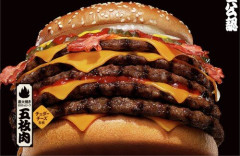 日本のバーガーキングが、新バーガーを発表した結果…アメリカ人『日本人がこんな巨大バーガー食べるわけない。絶対AIだろ。アメリカ人でもほぼ頼まんわ。』