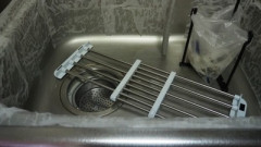 【警告】レモンの皮を三角コーナーに残したままハイターを使うと”こう”なる…