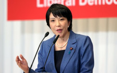 【草動画】高校生の列に混ざって総理と握手する農水大臣に突きつけられる現実ｗｗｗｗｗｗ