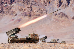 中国陸軍砲兵旅団の122mm自走ロケット砲などが実弾射撃訓練を実施！