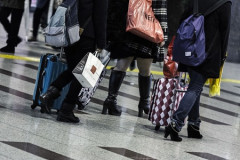 電車にキャリーケース持ち込むバカガイジ
