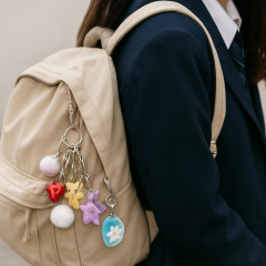 バッグにキーホルダー「じゃら付け」、女子高校生の平均4.7個 民間調査