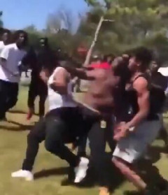 【動画】デブ、10人以上からリンチされるも普通に勝ってしまう！やはりガタイは正義！