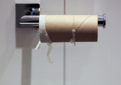 【怖すぎ】商店街トイレのトイレットペーパーを使った女性、激しい痛みで搬送…毒物混入疑惑で騒然