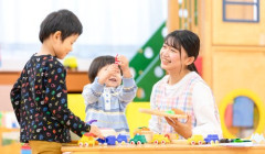 【悲報】保育士さん「手取り17万、生活できません…」←子供と遊ぶだけの楽な仕事でどんだけ貰おうとしてんねんｗｗｗｗｗｗｗｗｗｗ