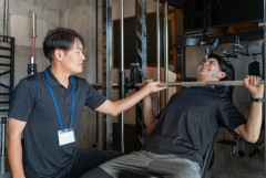 ジムオーナー「ジムのマシンを使った後に拭くのキモイ。トイレ使った後、便座わざわざ拭かないのに周りの目があるから～ルールだから～って拭いてんだろ？」