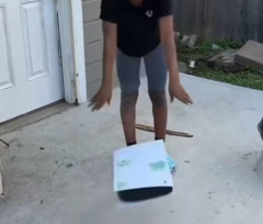 【動画】母親、愛猫を叩きつけた息子に「PS5も同じように叩きつけろ」と強要 → 様々な声が噴出