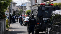 【速報】警察が突入も男見つからず　路上で男性をハンマーのようなもので殴り駆け付けた警察官6人と母親に農薬噴射か