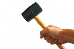 路上で男子高校生をハンマーで殴り、警察官複数人をスプレーかけた40代男性が自宅に立てこもる → 逃走