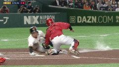 巨人・平山、好走塁！ 持丸のタッチをかいくぐってホームイン