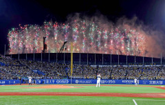 【動画】ヤクルトさん、隣の国立競技場のTWICEライブの花火で試合が中断してしまうｗｗｗｗｗｗｗｗｗｗ