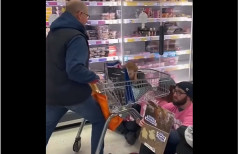 海外のヴィーガン、スーパーで客が肉を買うのを妨害してしまうｗ　海外の反応。