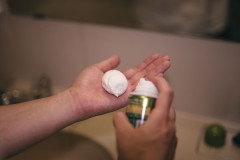 【衝撃画像】女さん「この基礎化粧品ヤバい！ 皮膚の上でバチバチって弾けるの♥」⇒！