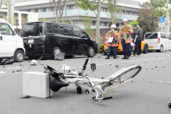 東京・板橋で自転車の警察官2人が車にはねられる
