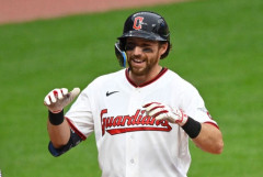 【MLB】少女がおっさんにホームランボールを強奪される→おっさん、球団を通じて少女に返却