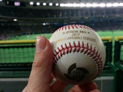 【動画】おっさん、MLBでホームランボールを少女から強奪してしまうｗｗｗｗｗｗ