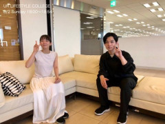 【悲報】米津玄師さん、座る位置がサイコパスのそれｗ