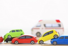 【うつ伏せで路上に倒れ込む警察官の姿】車5台と自転車2台絡む事故・過失運転致傷の疑いで23歳中国籍の男を逮捕