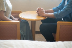 パッパ「父親は誰なんだ！」　マッマ「言いなさい！」　妊娠した姉「…」（泣きながらパッパを指差す）