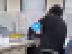 【大炎上】銀行員さん、勤務時間中の“リアル投稿”で銀行名まで映り込み…信頼とセキュリティを揺るがす大事故に…