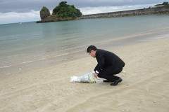 【速報】5ch「デニの一味、献花の向きを知らなかった…さすがに福島みずほはちゃんとでき… あれ？」