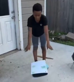 【動画】外国人さん、息子が飼い猫を叩きつけた罰としてPS5に同じ事をさせてしまう