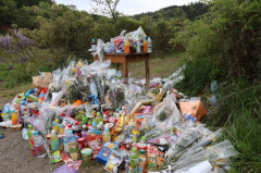 【悲報】死を悼んで現場に訪れる人が後を絶たず、たくさん供えられていた安達結希さんの献花台を市が撤去「クマが出没するようになってしまった」