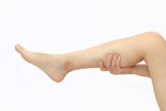 女子高生のスカートの下にスマホを差し入れ盗撮しようとした自称無職男性（51）を逮捕 「ふくらはぎを撮影していただけ！」と容疑否認