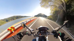 バイクで法定速度で走ってるのに横から爆走で追い抜いていく軽自動車よくいるよな