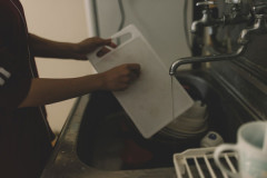 【衝撃】貧困CM「シンママで金がないから水飲んで空腹を凌いでる。」←これｗｗ