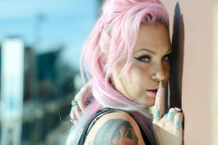 【画像あり】タトゥーを公開した女さん、一体どこの部位に彫ったのかわからず世界中が推理しだすｗｗｗｗｗｗｗｗｗ