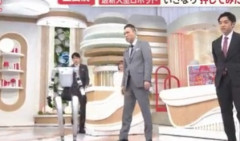 【悲報】玉川徹、押してもバランスを取って倒れない中国製の人型ロボットを押し倒してしまうｗｗｗｗｗｗｗ