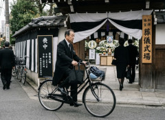 自転車で葬式行くのはマナー違反？