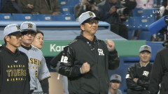 藤川監督、乱闘みたいな雰囲気で代走を告げに行くｗｗｗｗｗｗｗｗ