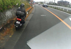 【悲報】すり抜けバイク、対向車に衝突してしまう