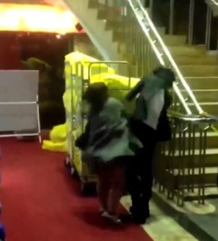 【悲報】ミニマム女さん、暴力でホストを一方的に追い詰めてしまう・・・・・