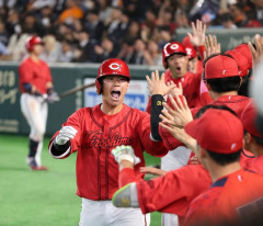 カープ坂倉〝劇的〟逆転3ラン！平川ノーノー阻止打！玉村5回1失点！抑え捕手坂倉×中崎締めで大逆転勝利！【広島3-2巨人/試合結果】