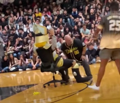 【悲報】生徒たちの前でセクシーダンスを披露した高校校長が教頭に降格ｗｗｗｗｗ