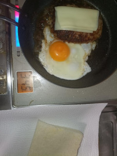 チーズ月見バーガー作ってるの